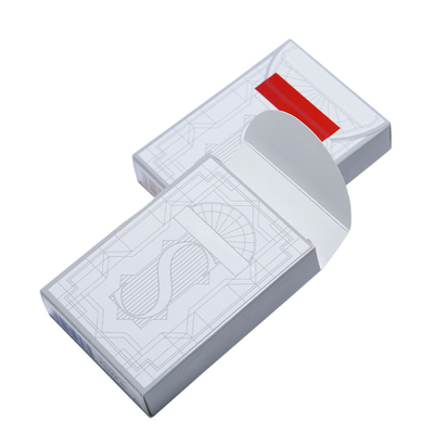 Un jeu de cartes personnalisé avec un boîtier en plastique dur et un logo.