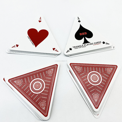 Cartes de jeu en papier en forme de triangle avec conception personnalisée et couleurs CMYK / Pantone
