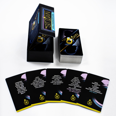 Jeux de cartes de couple en état d'ébriété