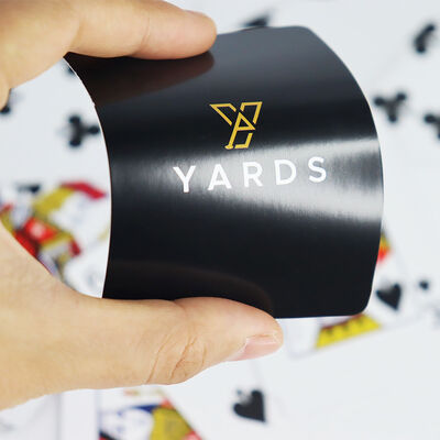 Des cartes de jeu de poker de luxe en PVC 100% sur mesure avec un noyau bleu en or 24k et un logo sur mesure pour les familles