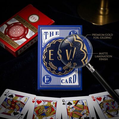 Des cartes de jeu en feuille d'or de luxe avec une stratification mate pour le cadeau et la collection de casino premium